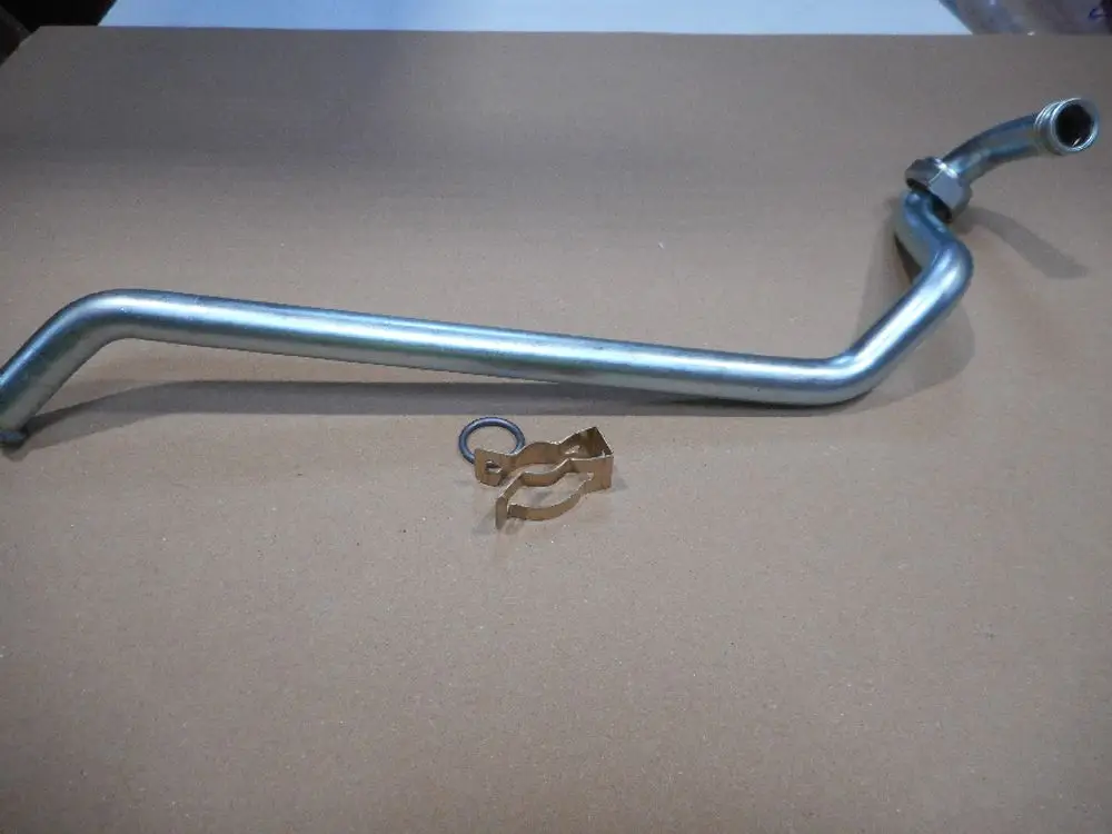 Vorlaufrohr von Remeha mit O-Ring und Clip, auf einer braunen Fläche liegend, geeignet für Heizsysteme oder ähnliche Anwendungen.